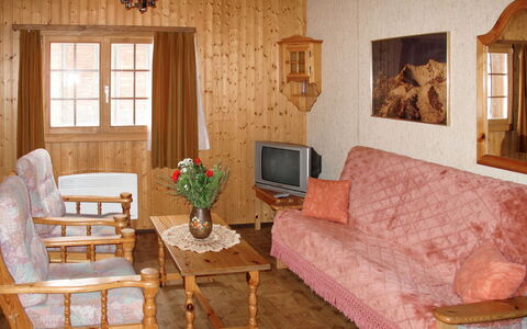 Saas-Balen 636: Pièce, Salon, Meubles, Propriété, Design Intérieur, Bâtiment, Table, Maison, Mur, Sol