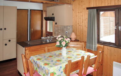 Edelweiss 636.1: Pièce, Meubles, Propriété, Bâtiment, Cabinetry, Design Intérieur, Table, Sol, Salle À Manger, Dur