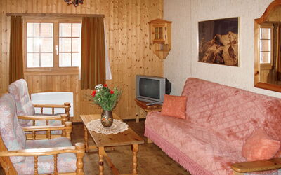 Edelweiss 636.2: Pièce, Salon, Meubles, Propriété, Design Intérieur, Bâtiment, Table, Maison, Mur, Sol
