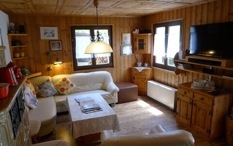 Chalet Walliserträumli (Bet410): Meubles, Cadre, Table, Canapé, Fenêtre, Plante, Bois, Bâtiment, Cabinetry, Design Intérieur