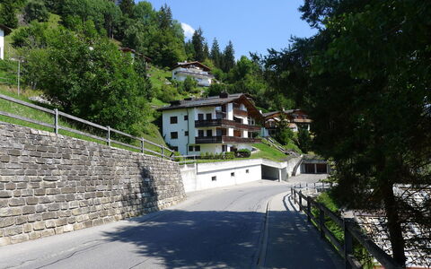 Bergsicht: Propriété, Ville, Architecture, Arbre, Mur, Bâtiment, Maison, Route, Montagne, Immobilier