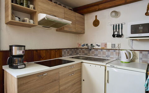 Nový Svět: Cabinetry, Evier, Comptoir, Propriété, Robinet, Évier, Luminaire Plomberie, Appareil De Cuisine, Cuisinière, Cuisine