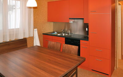 Aclas Heinzenberg, Komfort (Hzg100) 649.1: Pièce, Meubles, Comptoir, Cabinetry, Propriété, Cuisine, Orange, Design Intérieur, Sol, Bâtiment