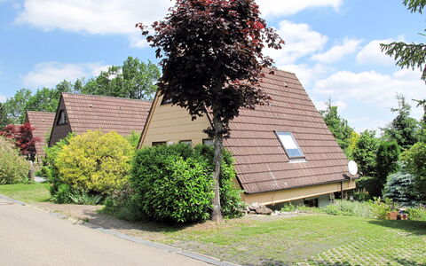Illmensee 611: Maison, Propriété, Arbre, Domicile, Chalet, Mur, Zone Résidentielle, Architecture, Bâtiment, Immobilier