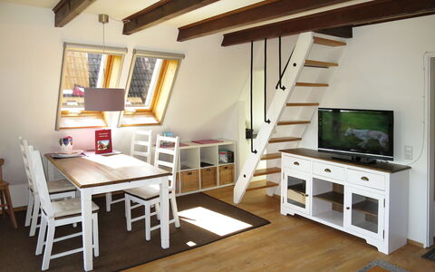 Svea: Meubles, Propriété, Table, Fenêtre, Bois, Chaise, Bâtiment, Salon, Rayonnage, Sol