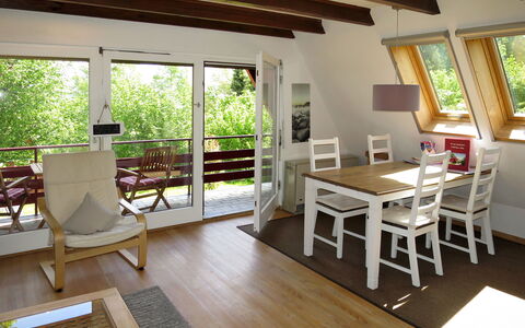 Svea: Meubles, Plante, Table, Fenêtre, Chaise, Bois, Design Intérieur, Plante D'Appartement, Bâtiment, Sol