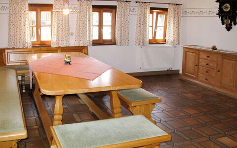 Mader: Pièce, Meubles, Propriété, Table, Sol, Salle À Manger, Design Intérieur, Maison, Dur, Bâtiment