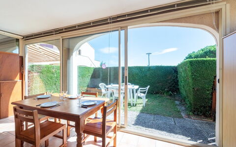 Vaux sur Mer 110: Plante, Meubles, Propriété, Table, Ciel, Bleu Azur, Design Intérieur, Ombre, Chaise, Bois