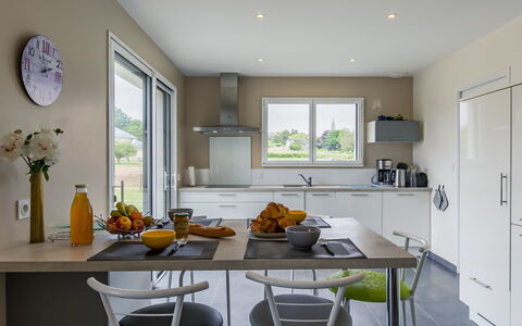 Terre et Mer: Comptoir, Cabinetry, Propriété, Meubles, Table, Fenêtre, Cuisine, Design Intérieur, Cuisinière, Vaisselle