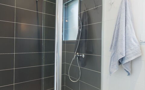 Terre et Mer: Luminaire Plomberie, Salle De Bains, Robinet, Bâtiment, Douche, Design Intérieur, Sol, Sol, Tete De Douche