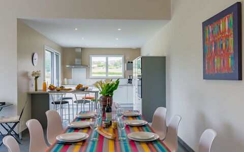 Terre et Mer: Table, Meubles, Chaise, Plante, Design Intérieur, Bâtiment, Sol, Nappe De Table, Sol