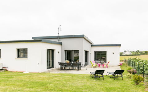 Terre et Mer: Ciel, Propriété, Bâtiment, Plante, Fenêtre, Lot Terre, Herbe, Chalet, Paysage, Porte