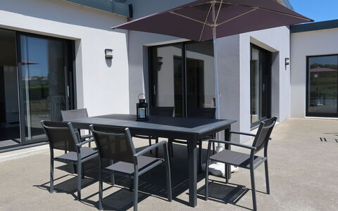 Terre et Mer: Propriété, Meubles, Maison, Table, Bâtiment, Pièce, Immobilier, Domicile, Design Intérieur, Architecture