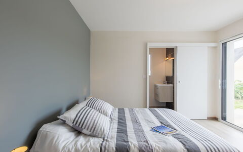 Terre et Mer: Meubles, Propriété, Bâtiment, Confort, Fenêtre, Bleu Azur, Bois, Cadre De Lit, Design Intérieur, Lit