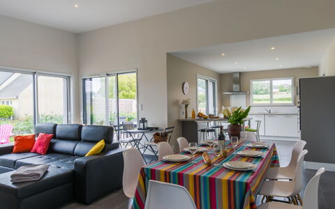 Terre et Mer: Propriété, Plante, Canapé, Meubles, Table, Bâtiment, Design Intérieur, Chaise, Ombre, Salon
