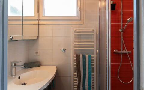 Les Roches: Robinet, Luminaire Plomberie, Évier, Propriété, Miroir, Lavabo, Salle De Bains, Bâtiment, Fenêtre