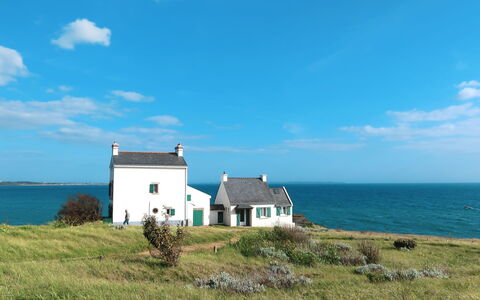 Les Roches: Ciel, Maison, Bleu, Propriété, Mer, Paysage Naturel, Côte, Herbe, Chalet, Cotiers Et Relief Océaniques