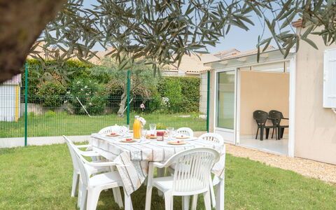 Brive 2: Table, Propriété, Meubles, Plante, Chaise, Tableau De Plein Air, Mobilier De Jardin, Bâtiment, Ombre, Herbe