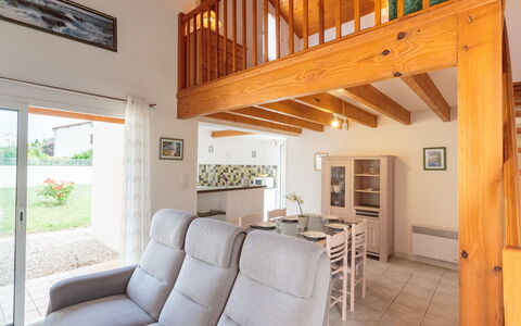 Brive 2: Propriété, Meubles, Chaise, Design Intérieur, Bois, Fenêtre, Bâtiment, Plante, Canapé