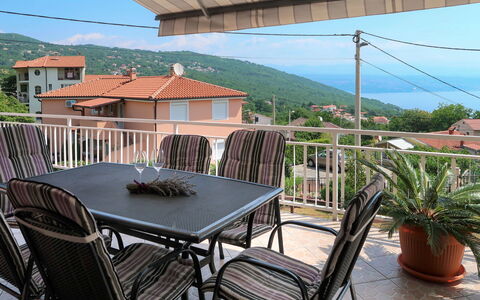 Katarina: Plante, Bâtiment, Propriété, Fenêtre, Ciel, Porte, Fleur, Chalet, Maison, Bois