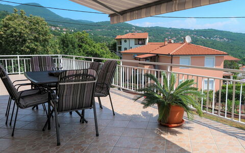 Katarina: Plante, Bâtiment, Propriété, Fenêtre, Ciel, Porte, Fleur, Chalet, Maison, Bois