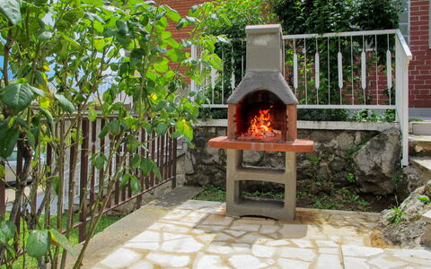 Katarina: Plante, Bâtiment, Propriété, Fenêtre, Ciel, Porte, Fleur, Chalet, Maison, Bois