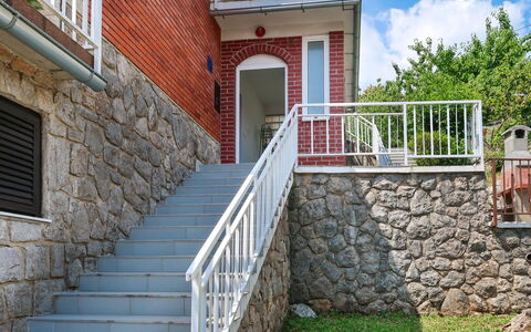 Katarina: Plante, Bâtiment, Propriété, Fenêtre, Ciel, Porte, Fleur, Chalet, Maison, Bois