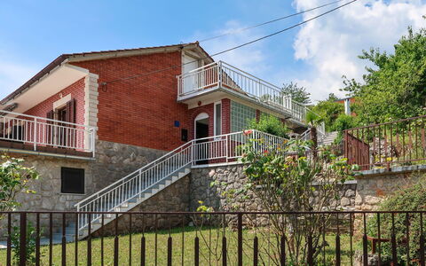 Katarina: Plante, Bâtiment, Propriété, Fenêtre, Ciel, Porte, Fleur, Chalet, Maison, Bois