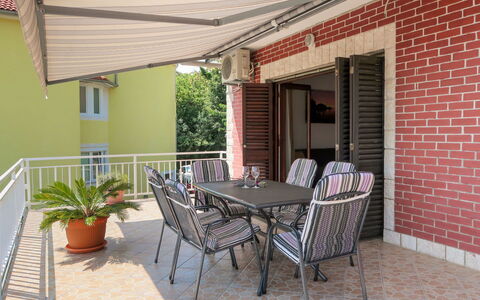 Katarina: Plante, Bâtiment, Propriété, Fenêtre, Ciel, Porte, Fleur, Chalet, Maison, Bois