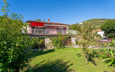 Katarina: Maison, Arbuste, Zone Résidentielle, Domicile, Zone Rurale, Chalet, Jardin, Biens, Ferme, Cour