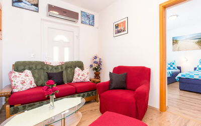 Brzic 723.2: Pièce, Meubles, Propriété, Salon, Design Intérieur, Rouge, Immobilier, Bâtiment, Canapé, Table