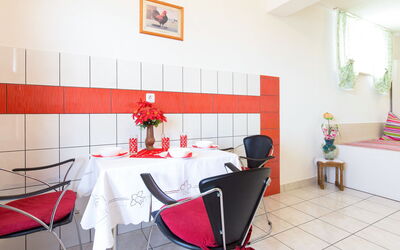 Brzic 723.3: Pièce, Propriété, Rouge, Design Intérieur, Meubles, Bâtiment, Maison, Table, Sol, Immobilier