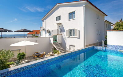 Crikvenica 723: L'Eau, Ciel, Plante, Propriété, Piscine, Bâtiment, Fenêtre, Bleu Azur, Ombre, Nuage