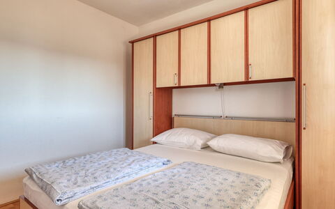 Crikvenica 724: Bois, Design Intérieur, Chambre, Lit, Meubles, Sol, Pièce, Sol, Appartement, Drap De Lit