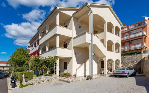Crikvenica 724: Ciel, Nuage, Bâtiment, Propriété, Fenêtre, Roue, Voiture, Plante, Condominium, Maison