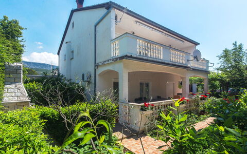 Crikvenica Jadranovo 612: Plante, Bâtiment, Ciel, Fenêtre, Maison, Arbre, Nuage, Lot Terre, Chalet, Zone Résidentielle