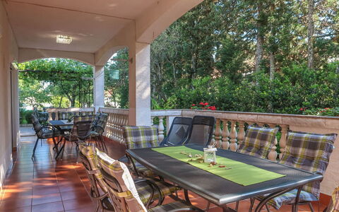 Crikvenica Jadranovo 612: Table, Meubles, Propriété, Plante, Arbre, Bois, Mobilier De Jardin, Ombre, Design Intérieur, Porche