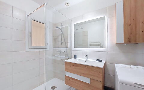 Brive 1: Sol, Sol, Luminaire Plomberie, Design Intérieur, Salle De Bains, Armoire De Toilette, Lavabo, Cabinetry, Miroir, Évier