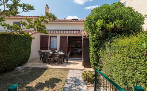 Hameau des Flots: Ciel, Plante, Nuage, Propriété, Bâtiment, Architecture, Lot Terre, Chalet, Chaise, Quartier