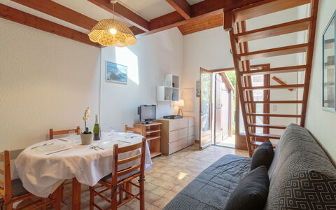 Hameau des Flots: Meubles, Table, Bâtiment, Cadre, Bois, Chaise, Éclairage, Confort, Design Intérieur, Fenêtre