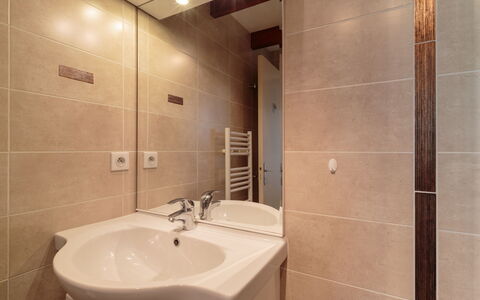 Hameau des Flots: Marron, Miroir, Robinet, Luminaire Plomberie, Propriété, Évier, Salle De Bains, Bâtiment, Lavabo