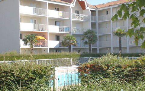 Vaux sur Mer 300: Plante, Ciel, Bâtiment, Jour, Fenêtre, Lot Terre, Végétation, Arbre, Maison