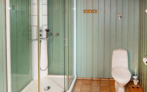 Gjefselykkja: Luminaire Plomberie, Porte, Salle De Bains, Design Intérieur, Porte De Douche, Bâtiment, Sol, Mur