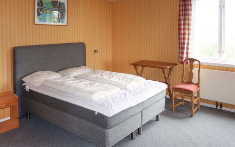 Gjefselykkja: Meubles, Fenêtre, Confort, Bâtiment, Bois, Textile, Ombre, Cadre De Lit, Design Intérieur