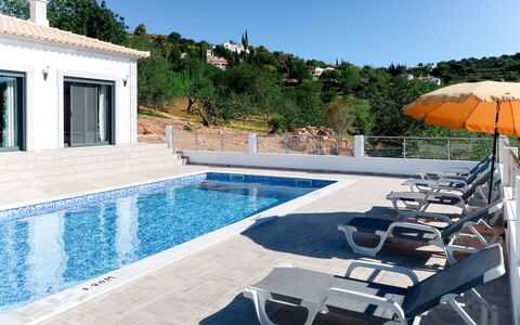 Sol e Mar: L'Eau, Ciel, Meubles, Piscine, Plante, Bleu, Fenêtre, Chaise, Mobilier De Jardin, Ombre