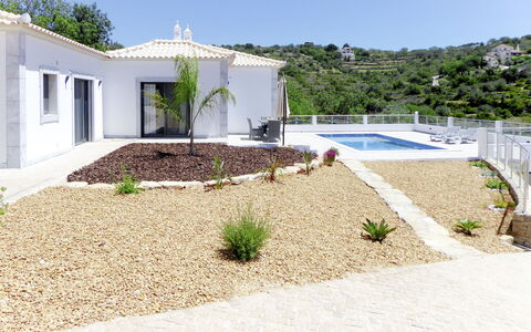 Sol e Mar: Plante, Ciel, Propriété, Bâtiment, Arbre, L'Eau, Lot Terre, Ombre, Herbe, Fenêtre