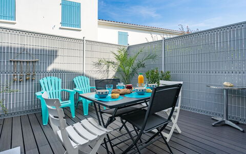 Les Jardins D'Agathe: Table, Meubles, Ciel, Chaise, Bâtiment, Nuage, Bleu Azur, Bleu, Fenêtre, Design Intérieur