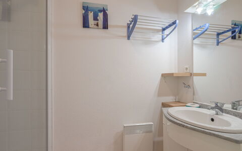 Les Jardins D'Agathe: Propriété, Évier, Lavabo, Luminaire Plomberie, Bleu, Robinet, Bâtiment, Salle De Bains, Bois
