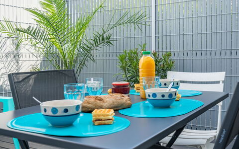Les Jardins D'Agathe: Table, Vaisselle, Aliments, Meubles, Propriété, Vaisselle, Vert, Drinkware, Bleu Azur, Coupe