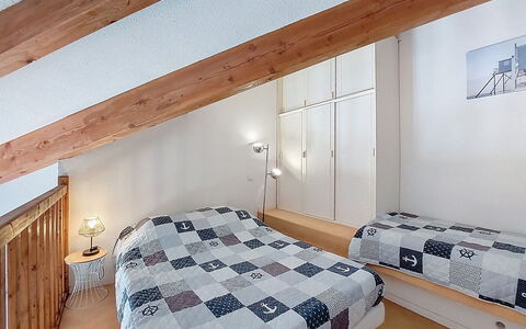 Vaux sur Mer 550: Lit, Design Intérieur, Chambre, Sol, Sol, Bois, Plafond, Pièce, Meubles, Literie